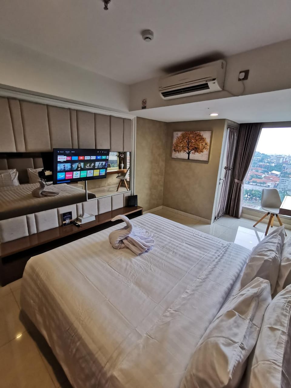 Bed, TV and multimedia, Bedroom