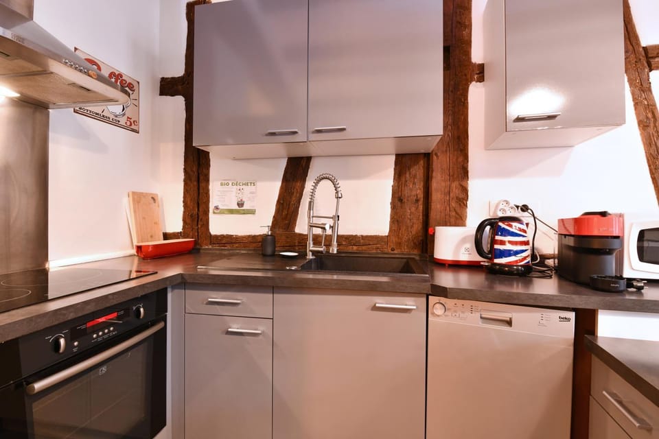 Coffee/tea facilities, Kitchen or kitchenette, dishwasher, oven, stove, toaster