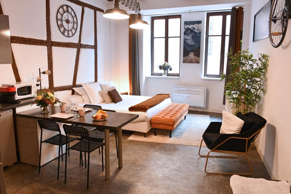 Bed, TV and multimedia, Coffee/tea facilities, Living room, Photo of the whole room, Dining area, Bedroom