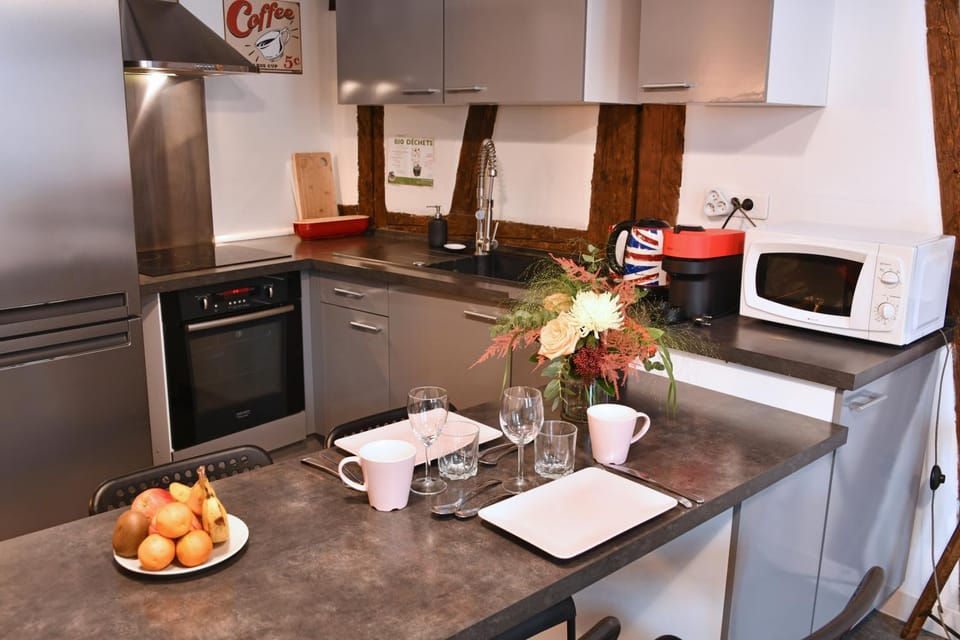 Coffee/tea facilities, Kitchen or kitchenette, Dining area, dishwasher, microwave, oven, stove, kitchen