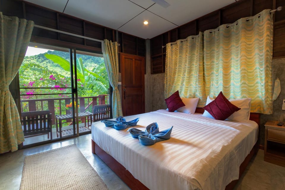 Property building, Staff, Bed, People, View (from property/room), Mountain view, Street view, Area and facilities, Family