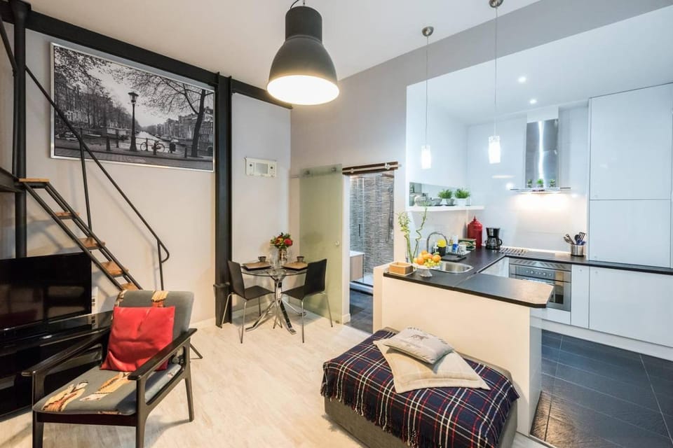 Bathroom, Kitchen or kitchenette, Living room, Photo of the whole room, Decorative detail, Dining area