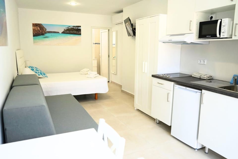 Kitchen or kitchenette, Seating area, Bedroom