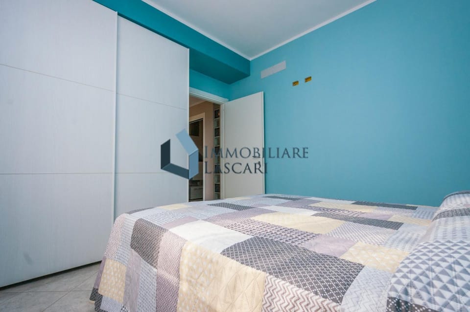 Bed, Bedroom, microwave, wardrobe