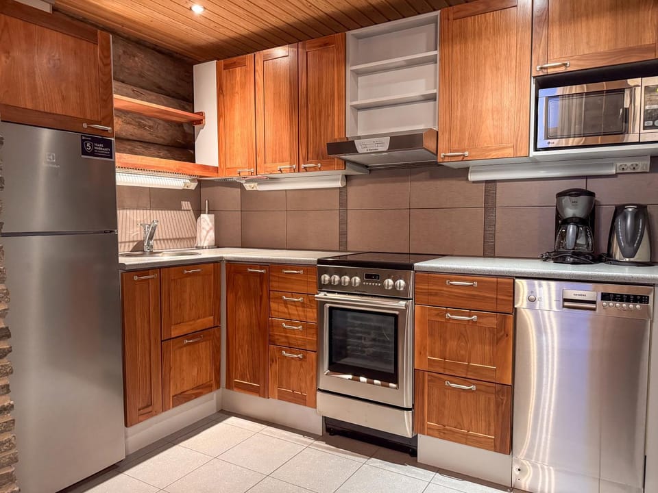 Coffee/tea facilities, Kitchen or kitchenette, dishwasher, oven, stove