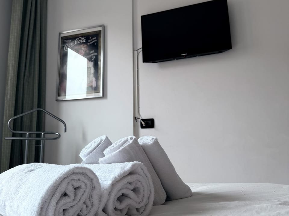 Bed, TV and multimedia, Photo of the whole room, towels