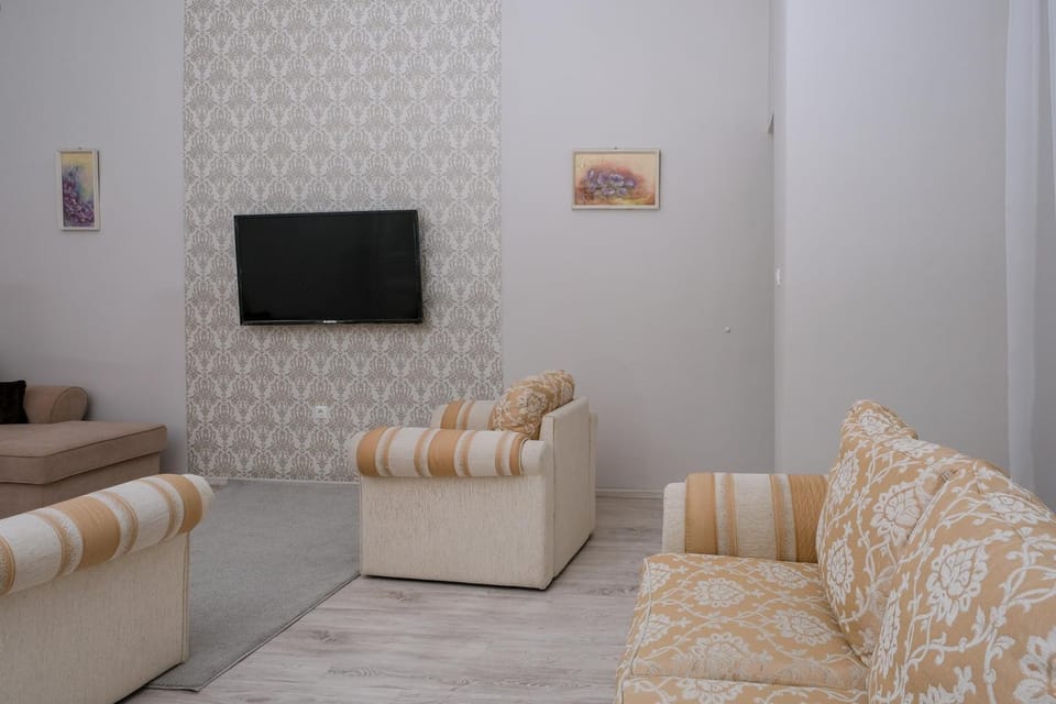 Staff, Living room