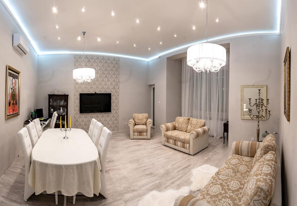 Communal lounge/ TV room, TV and multimedia, Living room, Seating area, Evening entertainment