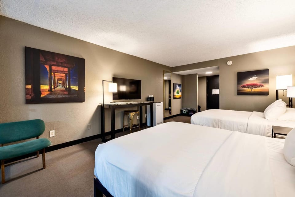 TV and multimedia, Seating area, Bedroom
