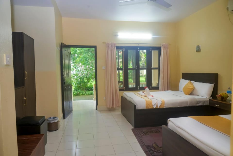 Photo of the whole room, Bedroom, wardrobe