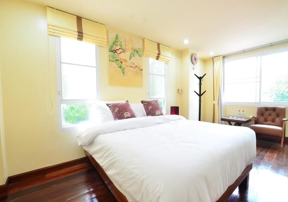 Bed, TV and multimedia, Bedroom