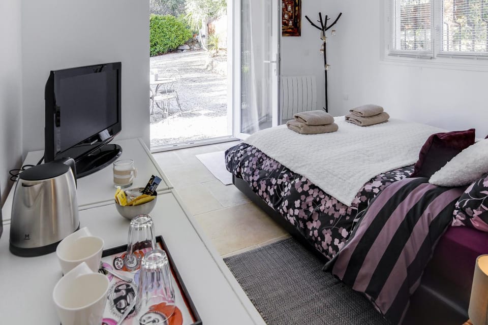 Bed, TV and multimedia, Food and drinks, Photo of the whole room