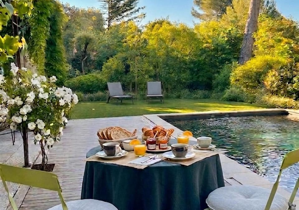 Food and drinks, Garden view, Swimming pool, Continental breakfast