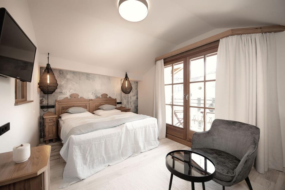 Bed, TV and multimedia, Seating area, Bedroom
