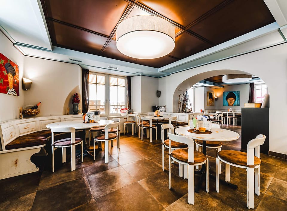 Nearby landmark, Restaurant/places to eat, City view, Landmark view, Mountain view, Lunch, Dinner, Alcoholic drinks, Non alcoholic drinks