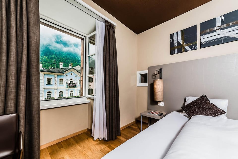 Shower, Toilet, Bathroom, TV and multimedia, Dining area, Bedroom, City view, Landmark view, Mountain view, Quiet street view