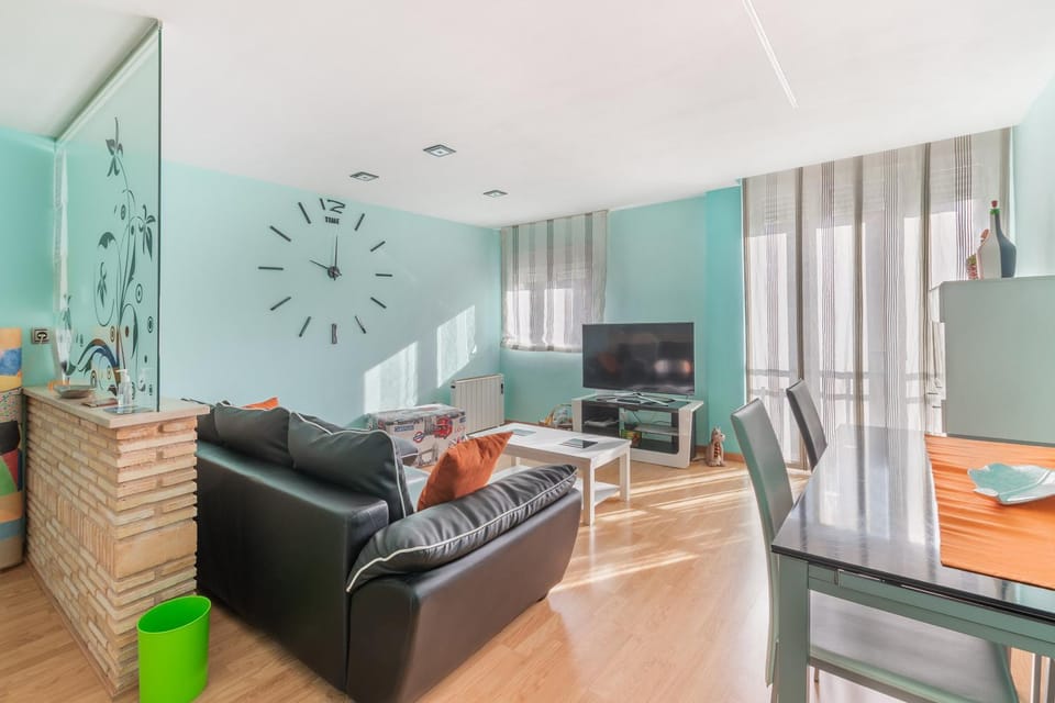 Property building, TV and multimedia, Dining area