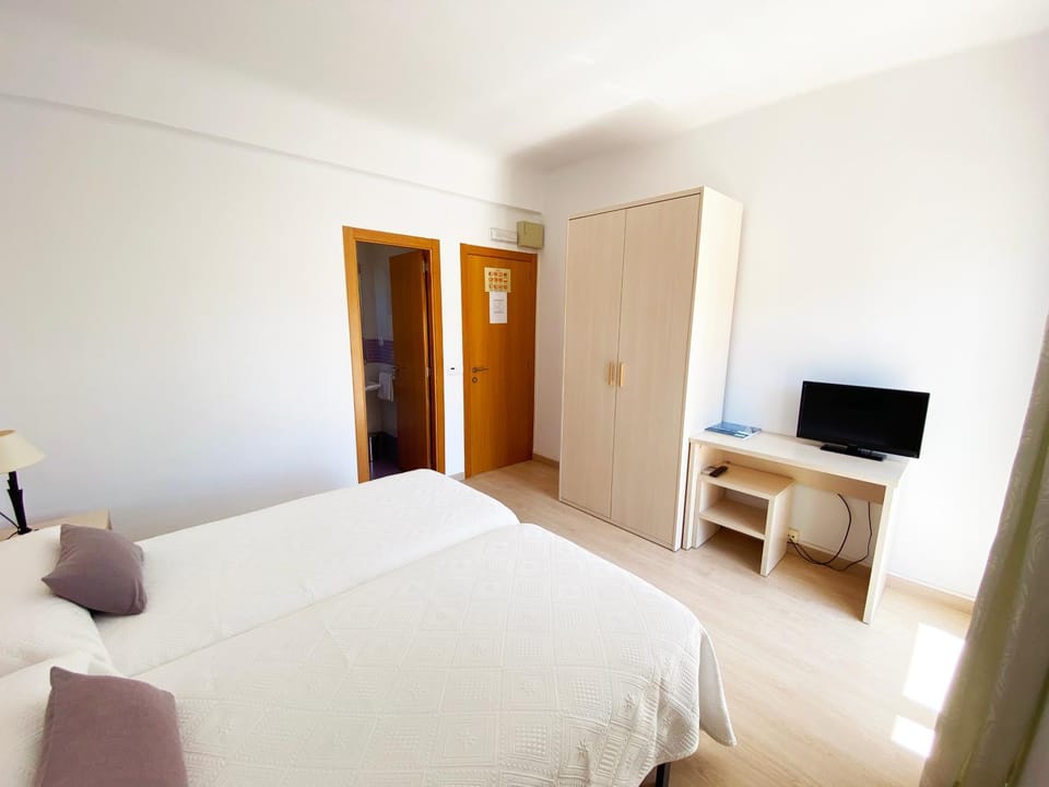 Bed, TV and multimedia, Photo of the whole room, Bedroom, wardrobe
