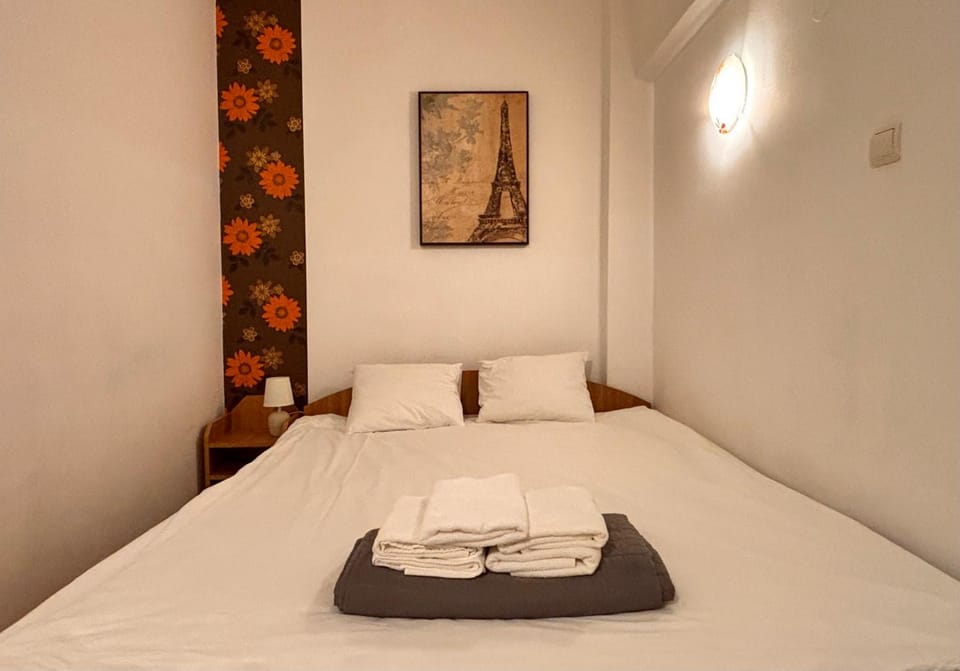 Bed, Bedroom, towels