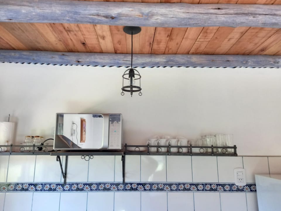 Kitchen or kitchenette, minibar