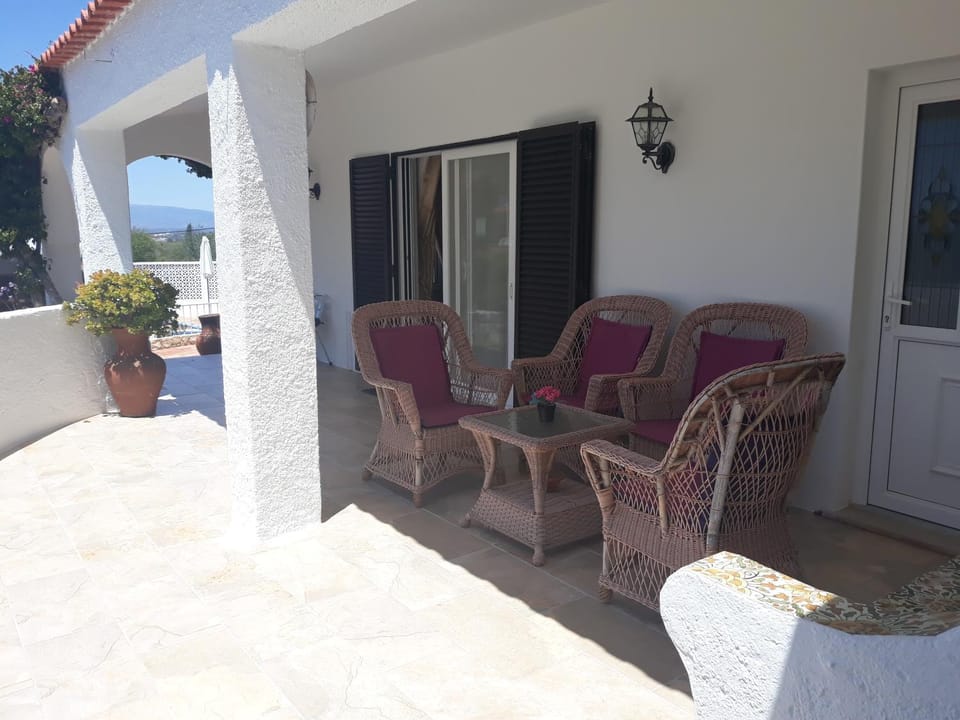 Balcony/Terrace, Seating area, Swimming pool