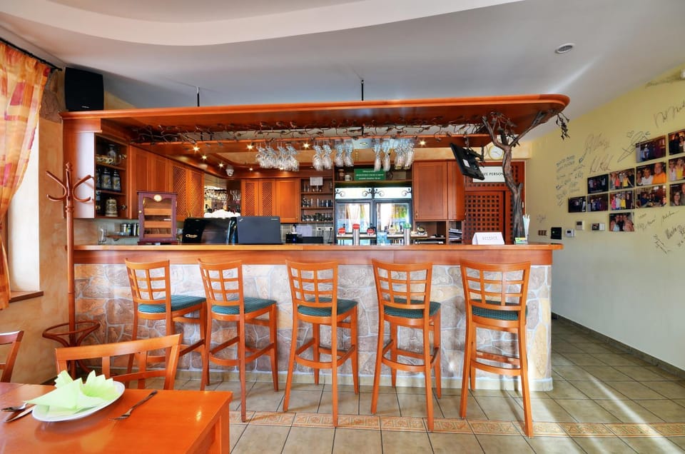 Restaurant/places to eat, Lounge or bar