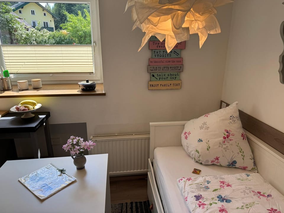 Bed, Dining area, Bedroom