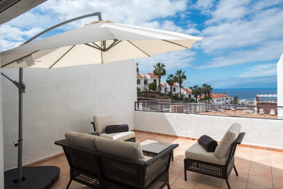 Balcony/Terrace, City view, Landmark view, Sea view, Street view