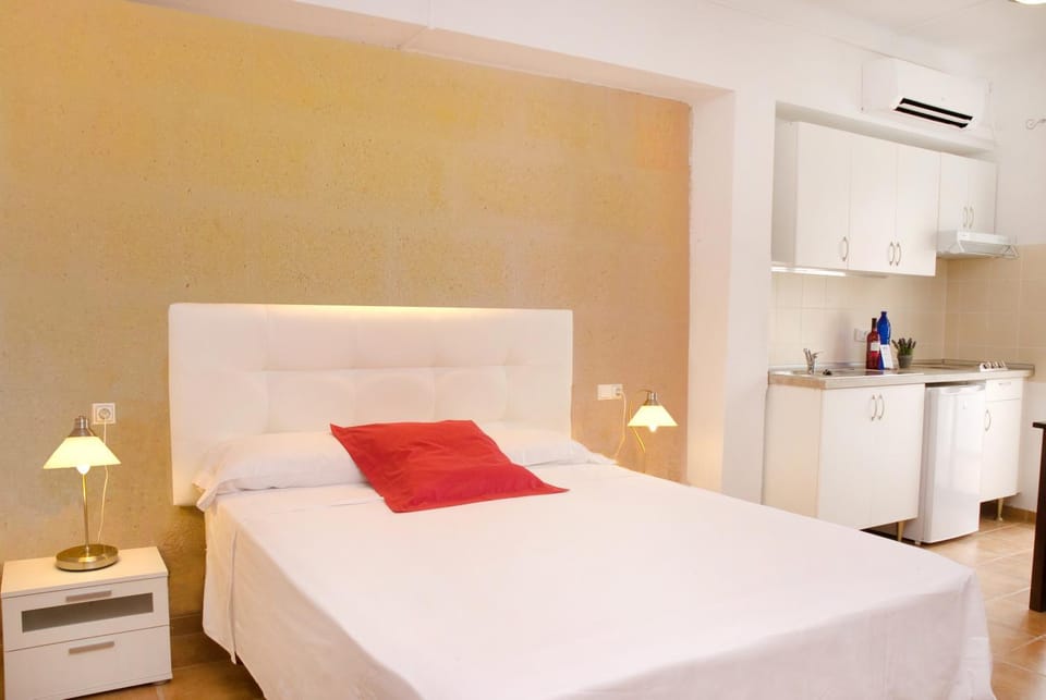 Kitchen or kitchenette, Photo of the whole room, Decorative detail, Bedroom