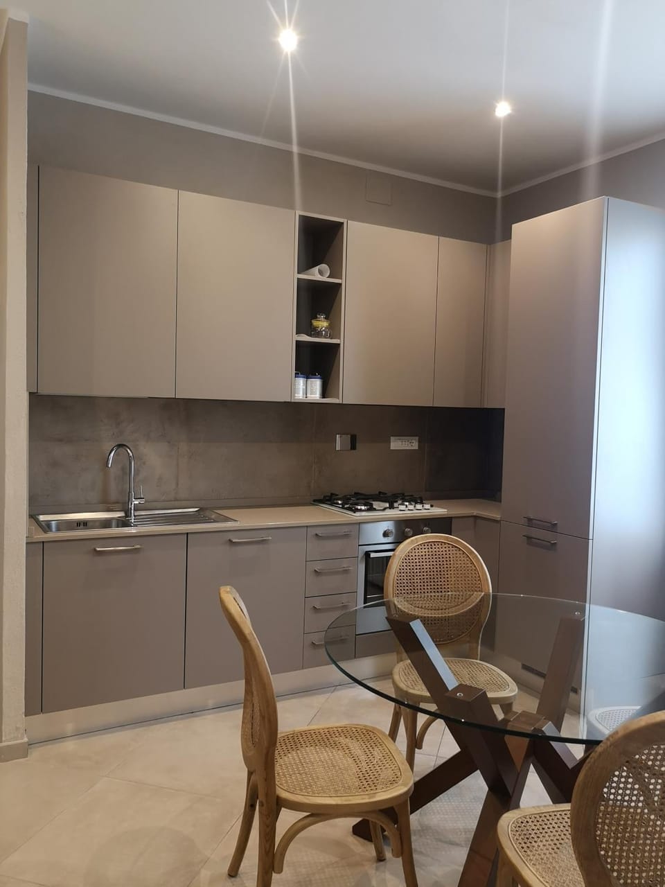 Kitchen or kitchenette, Dining area