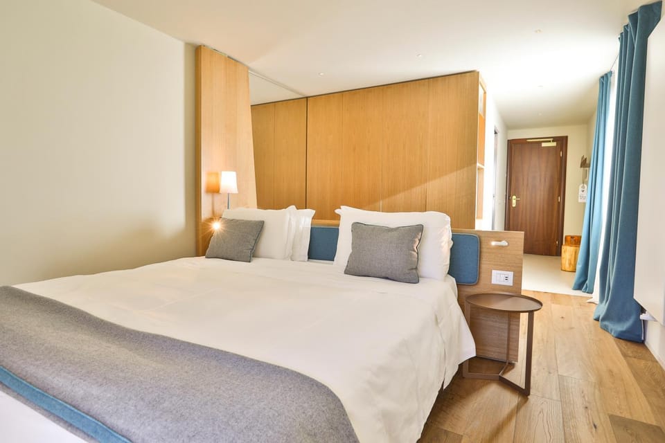 Bed, Photo of the whole room, wardrobe