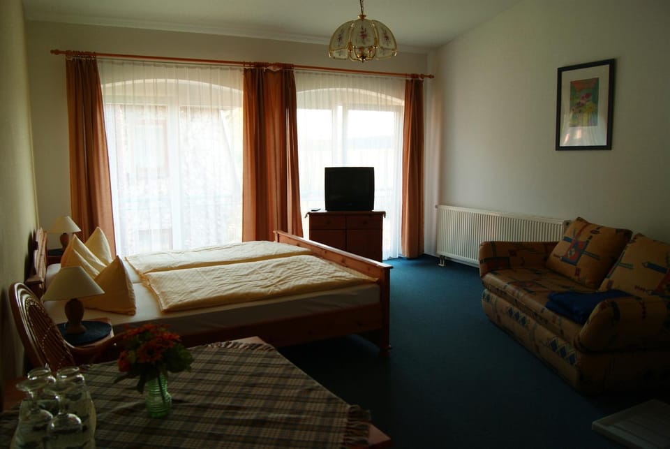 Photo of the whole room, Decorative detail