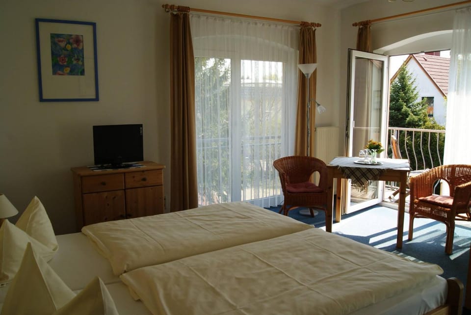 Photo of the whole room, Seating area, Bedroom