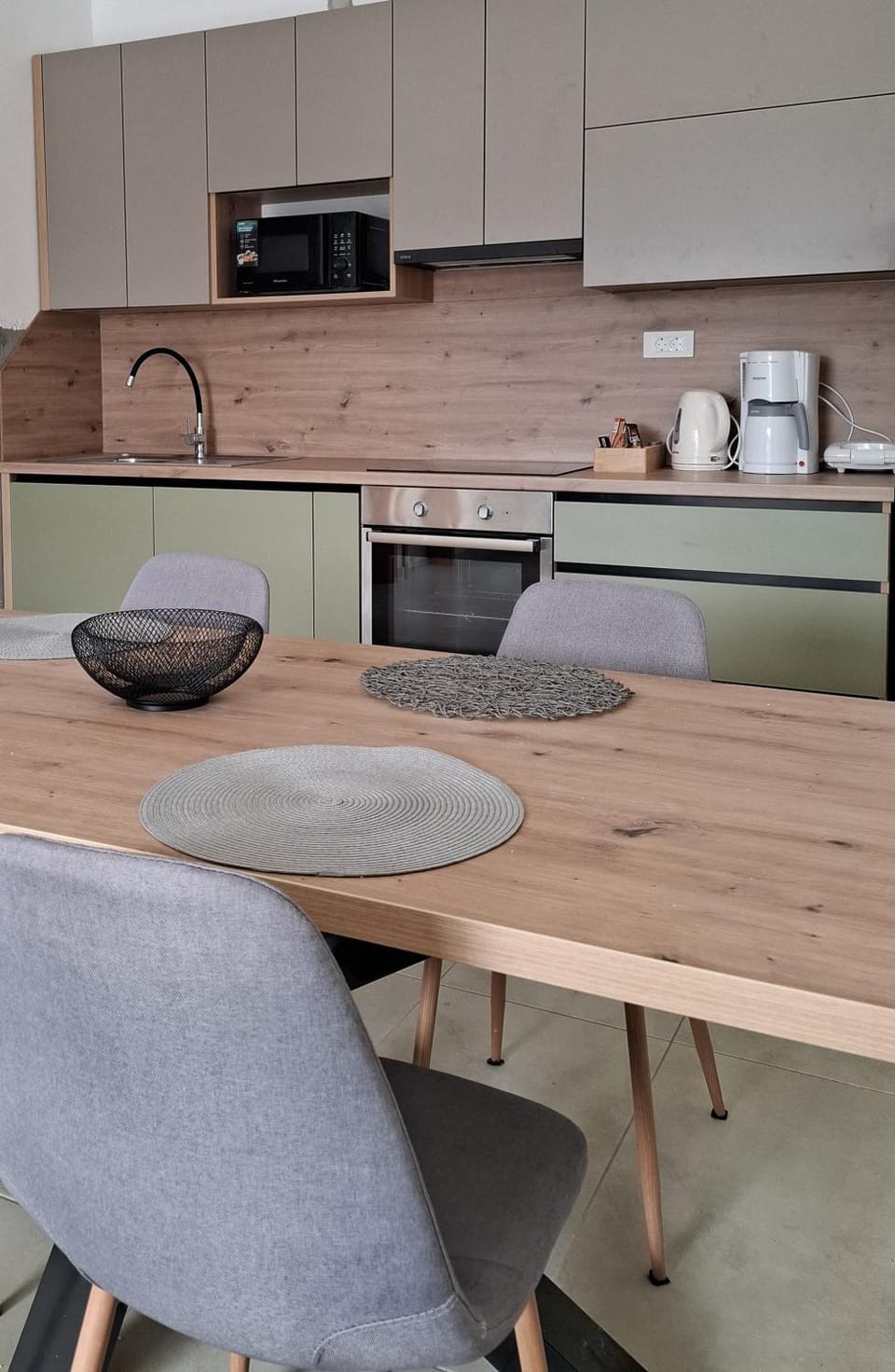 Coffee/tea facilities, Kitchen or kitchenette, Seating area, Dining area, stove