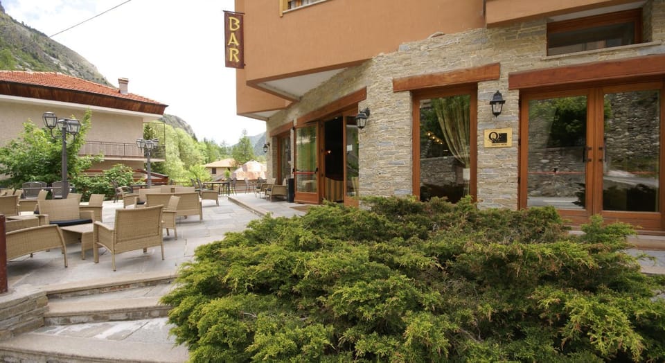 Facade/entrance, Balcony/Terrace, Lounge or bar, Pets, Mountain view