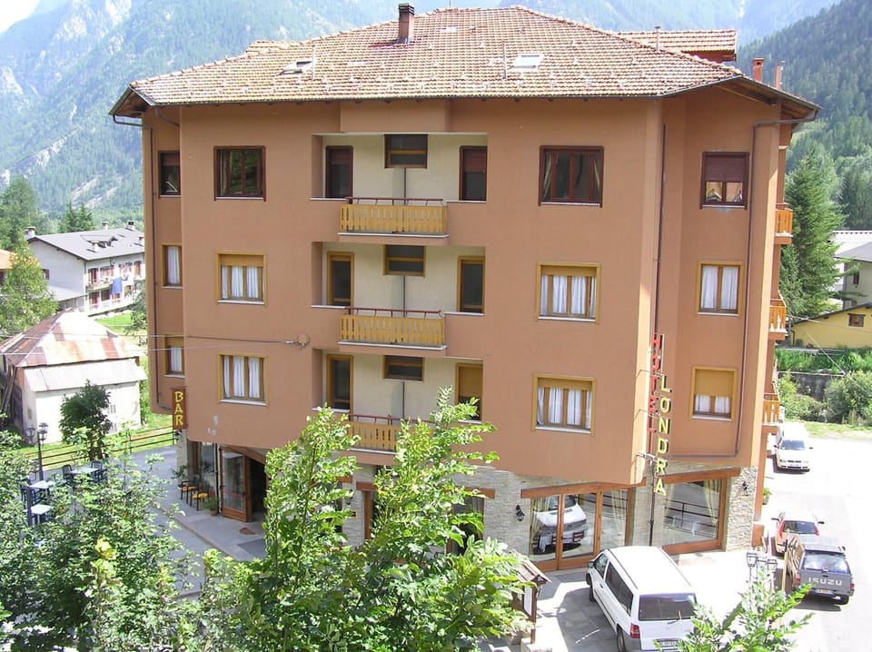 Facade/entrance, Bird's eye view, Pets, Mountain view