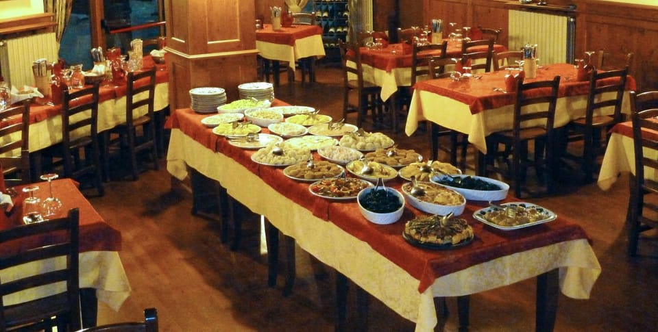 Communal lounge/ TV room, Lounge or bar, Banquet/Function facilities, Evening entertainment, Pets, Continental breakfast, Buffet breakfast, Italian breakfast, American breakfast, Lunch, Dinner