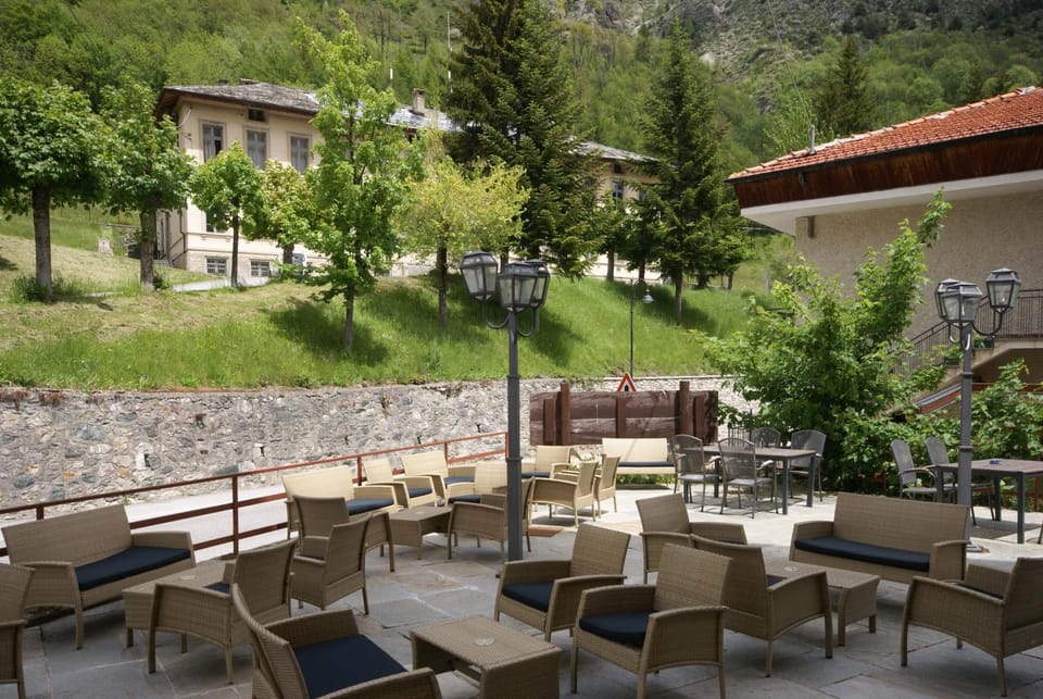Facade/entrance, Balcony/Terrace, Lounge or bar, Mountain view, Street view