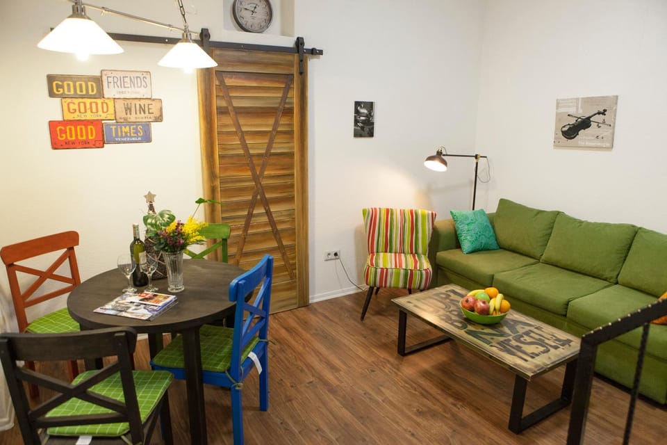 TV and multimedia, Living room, Food and drinks, Photo of the whole room, Decorative detail, Seating area, Dining area, City view, Street view