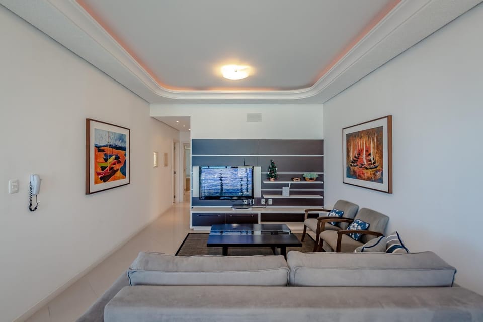 Communal lounge/ TV room, Spring, Day, Decorative detail, On site