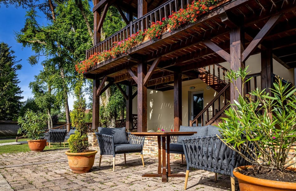 Patio, Spring, Day, Garden, Balcony/Terrace, Living room, Seating area, Garden view
