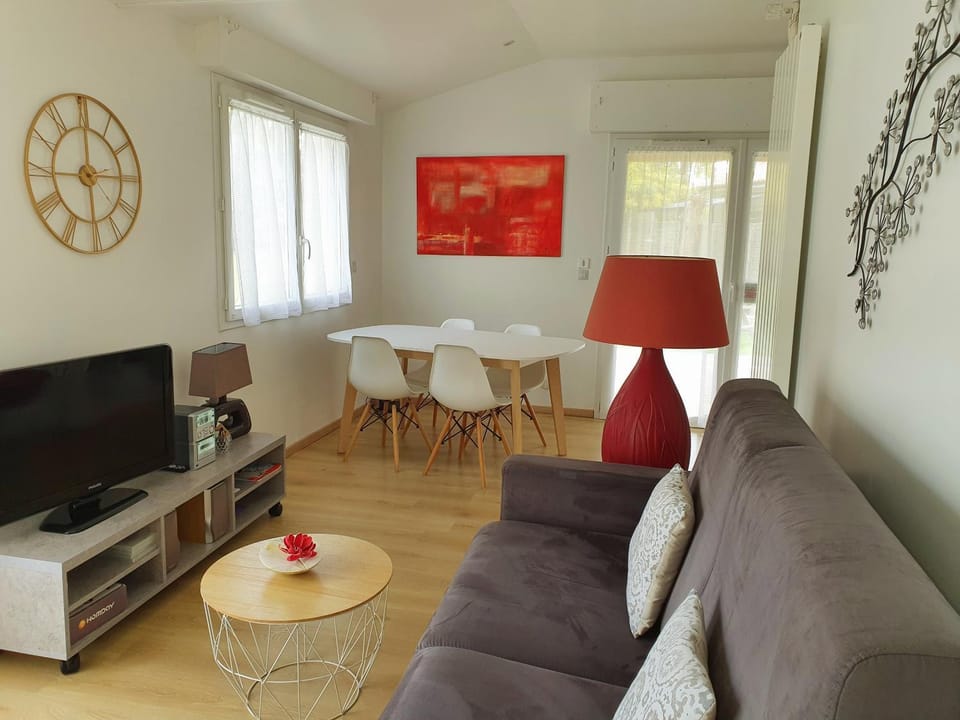 TV and multimedia, Living room, Seating area, Dining area