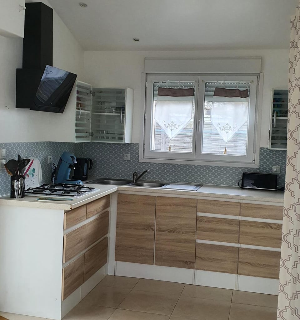 Coffee/tea facilities, Kitchen or kitchenette, stove, toaster