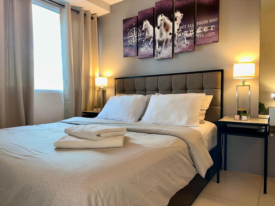 Bed, Bedroom, towels