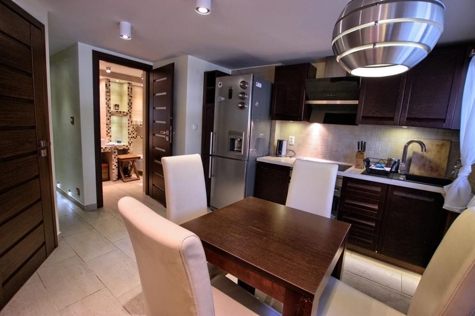 Bathroom, Kitchen or kitchenette, Dining area