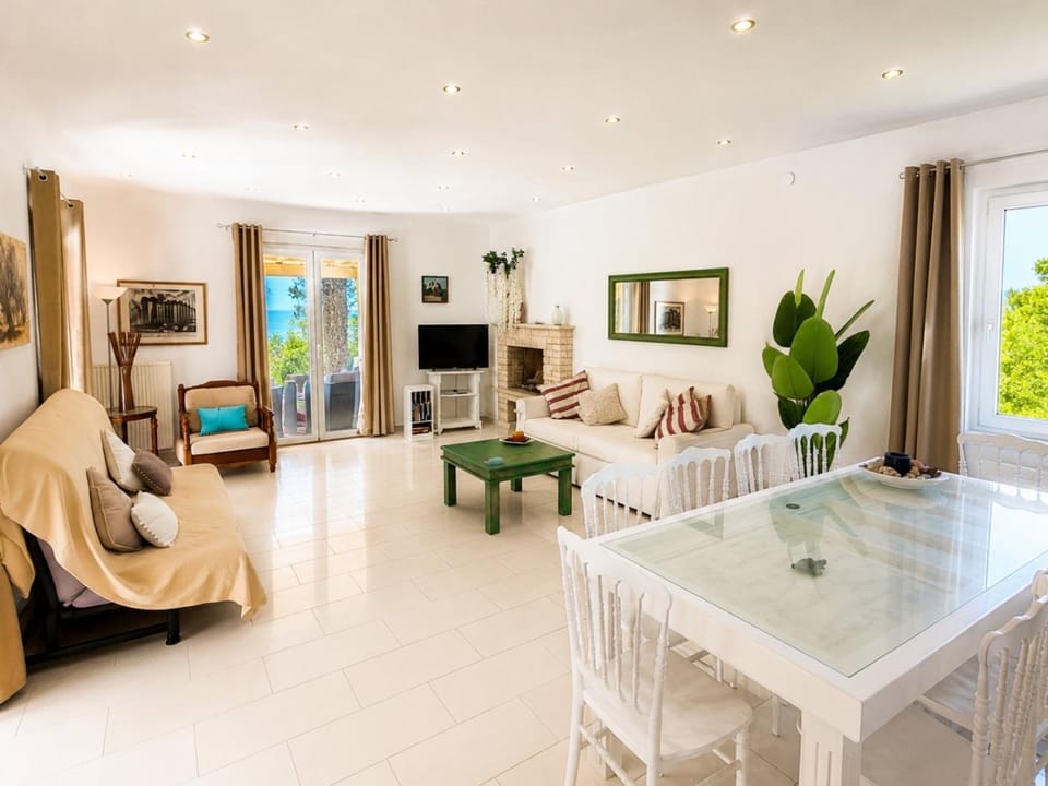 TV and multimedia, Living room, Seating area, Dining area