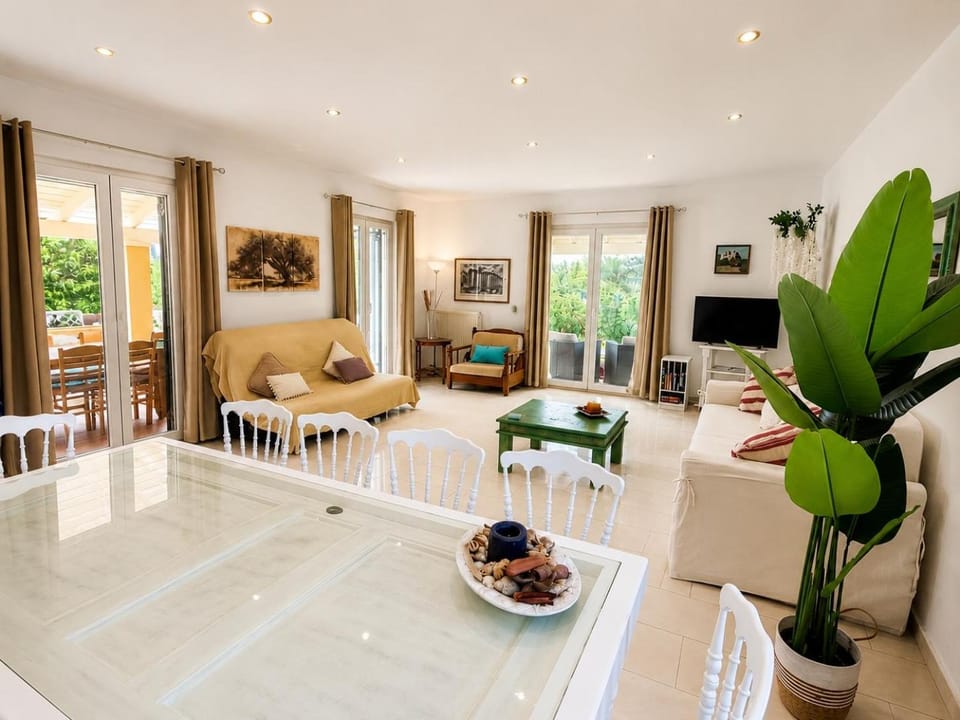 TV and multimedia, Living room, Seating area, Dining area