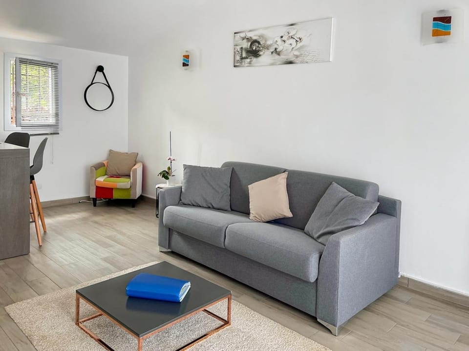 Appartement situé dans une propriété privée avec terrasse équipée avec plancha proche du lac de saint Cassien Apartment in French Riviera