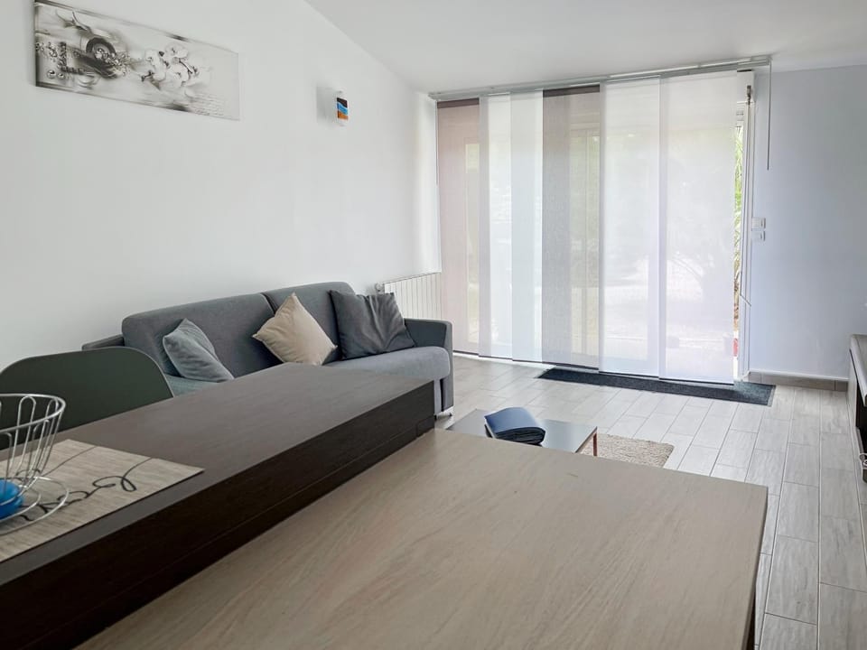 Appartement situé dans une propriété privée avec terrasse équipée avec plancha proche du lac de saint Cassien Apartment in French Riviera