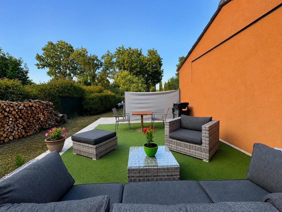 Appartement situé dans une propriété privée avec terrasse équipée avec plancha proche du lac de saint Cassien Apartment in French Riviera